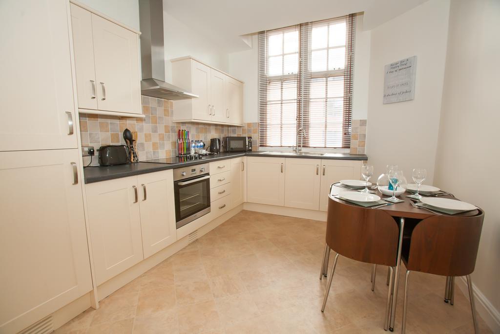 Comfortable Swindon Town Centre Apartments, Free Parking, Sleeps Up To 8 Exterior foto