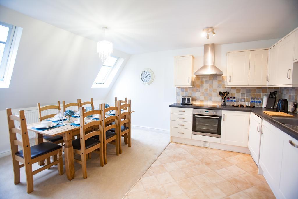 Comfortable Swindon Town Centre Apartments, Free Parking, Sleeps Up To 8 Exterior foto